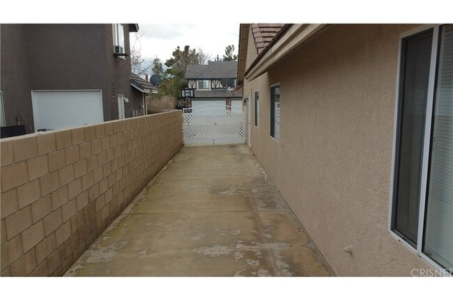 Building Photo - 3143 Mariposa Ave