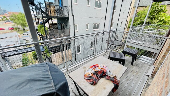 Building Photo - 1368 W Evergreen Ave