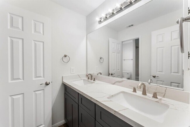 Building Photo - 2 Granite Path Pl