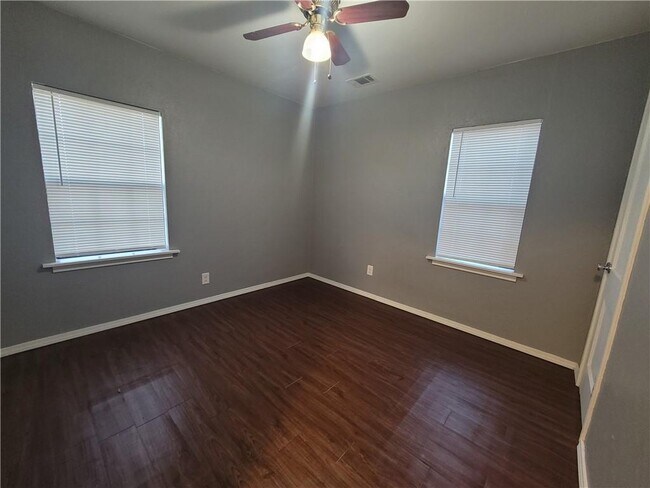 Building Photo - 309 E Fairchild Dr