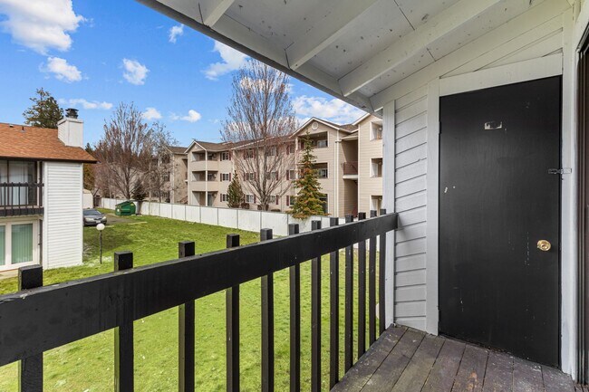 Building Photo - ONE MONTH FREE! Fully renovated  2-bedroom...