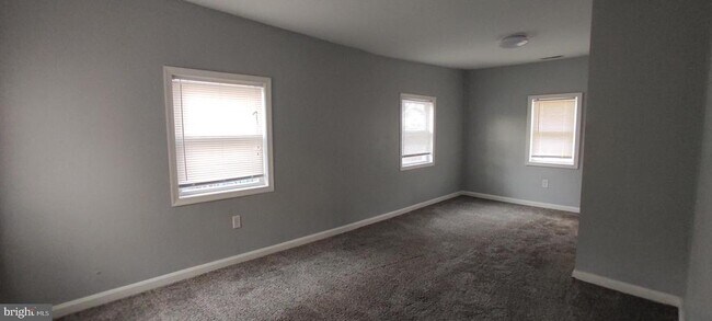 Building Photo - 127 Cove Rd