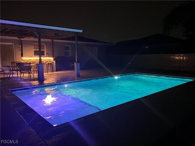 Building Photo - 852 NE 7th Pl