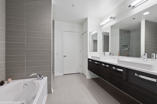 Building Photo - 65 E Monroe St