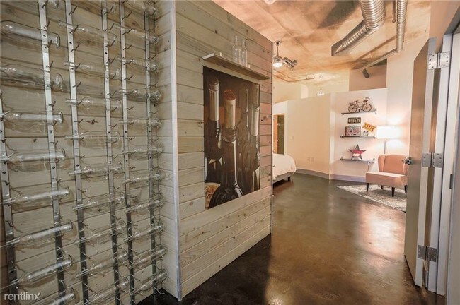 Building Photo - 1 br, 1 bath Apartment - 311 W 5th St