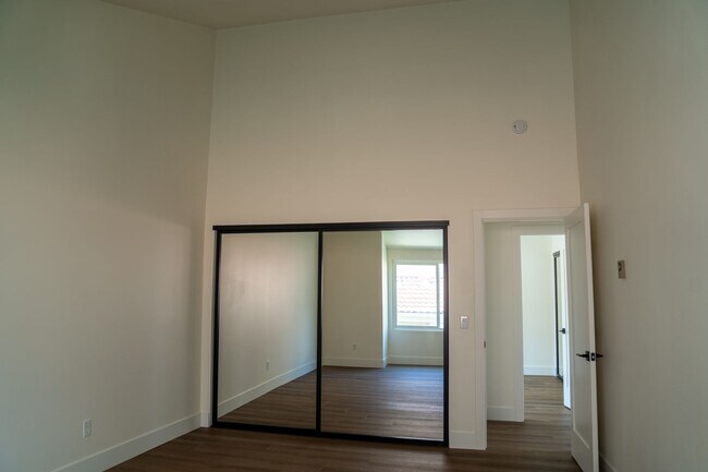 Building Photo - Completely Remodeled 3br Townhome in UTC