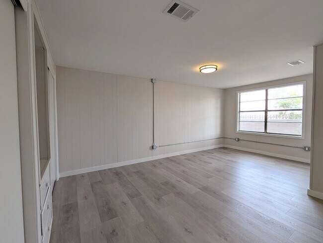 Building Photo - 1108 W San Antonio St