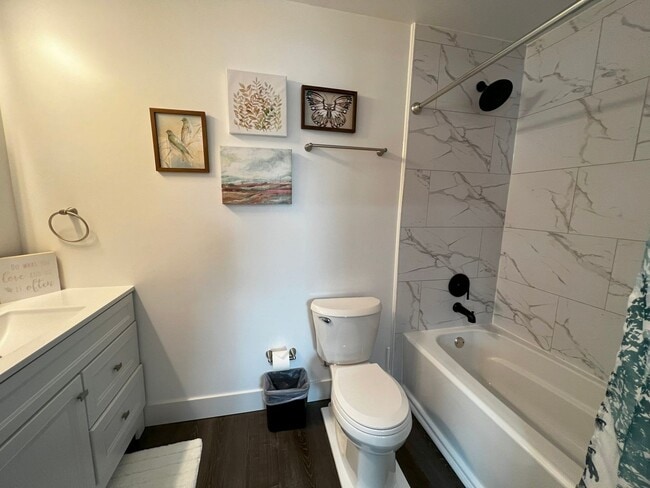 Building Photo - Fully Furnished rental with excellent cent...
