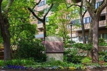Building Photo - 2 Hawthorne Pl