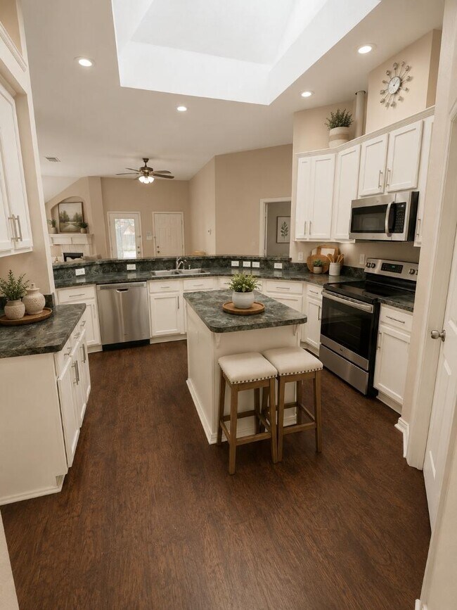 Building Photo - 1814 Roundrock