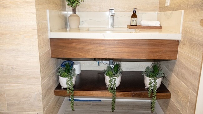 Building Photo - Gorgeous 3 bedrooms 2.5 baths townhome in ...