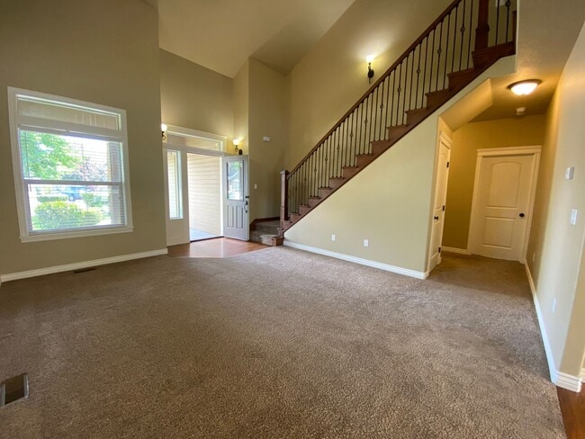Building Photo - Lawn Care included!  4 bed 2.5 bath Neighb...