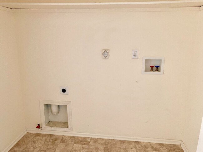 Building Photo - Beautiful 3 bed 2.5 bath Home with 2 car garage