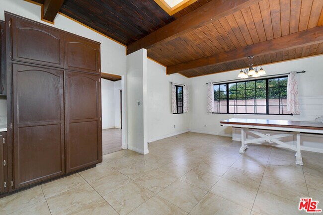 Building Photo - 5633 Cedarglen Dr