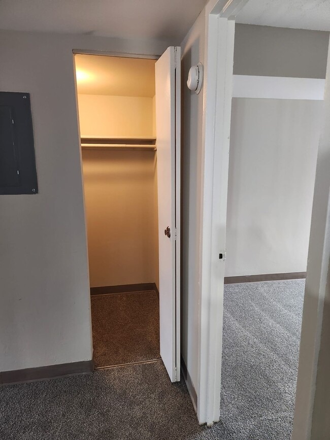 Building Photo - Spacious Two Bedroom Apartment Home Availa...