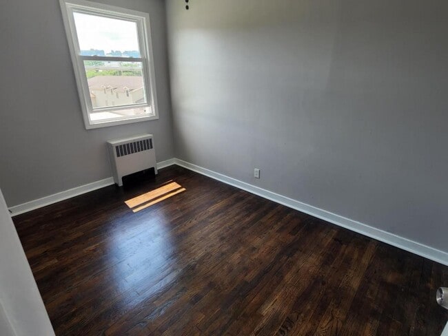 Building Photo - 1059 Midland Ave