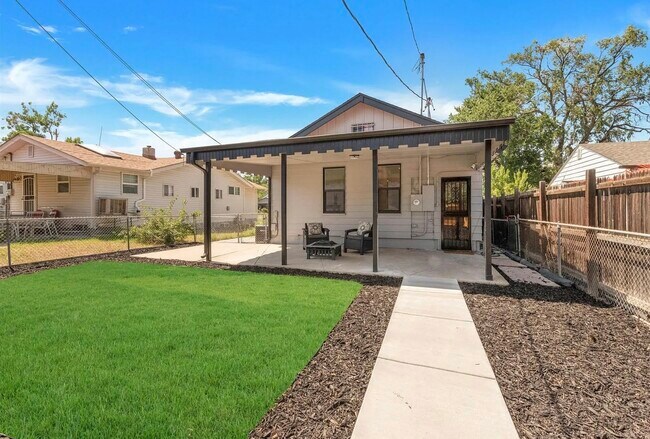 Building Photo - 634 Meade St