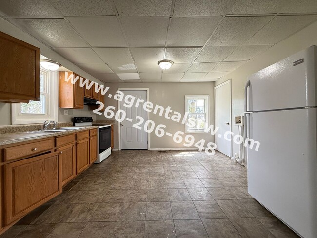 Building Photo - 3 Bedroom House