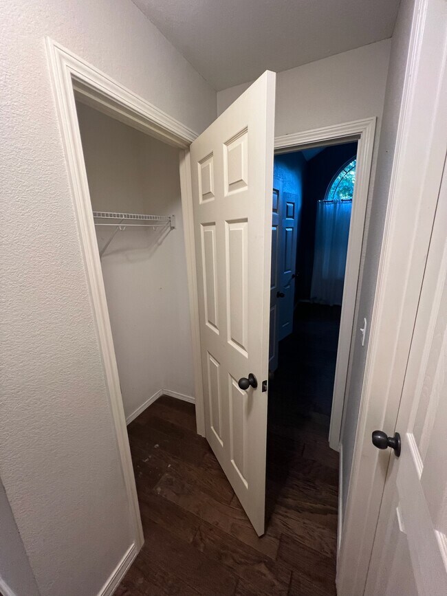 Building Photo - 22 Lyndhurst Dr