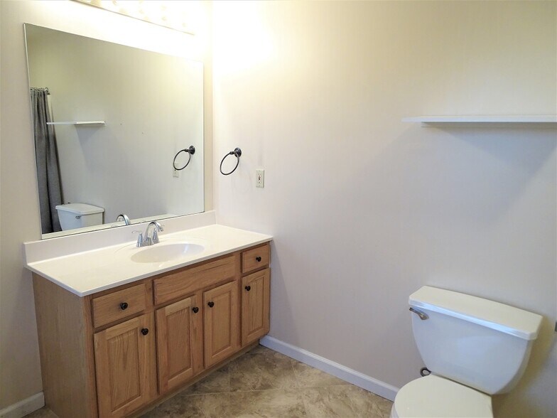 Building Photo - 932 Orchard St