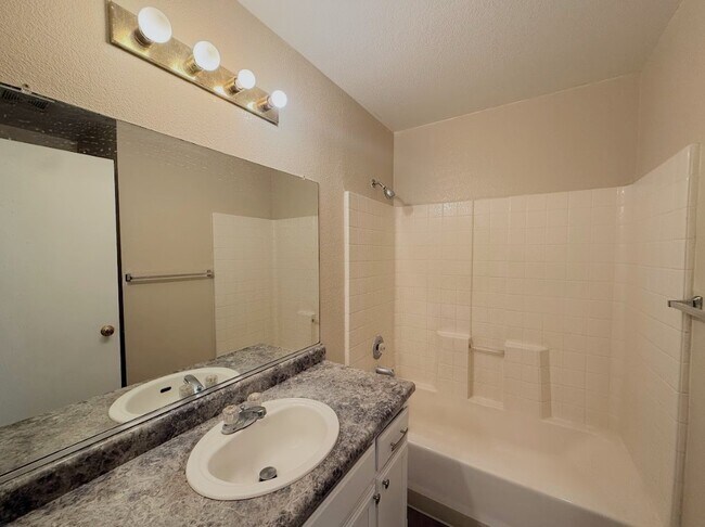 Building Photo - 477 Lucas Ct