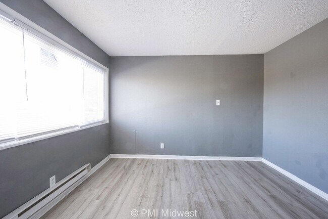 Building Photo - "Charming 2-Bedroom Retreat in Indianapoli...