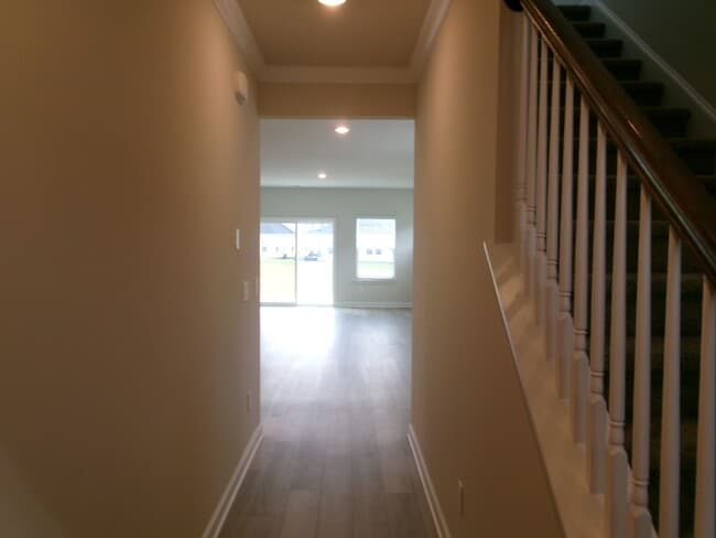 Building Photo - New pond view 5 bedroom, 3 bath home in Cl...