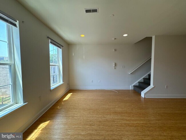 Building Photo - 1131 W Nevada St