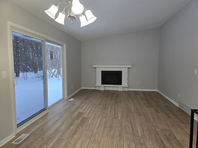 Building Photo - 5570 Shorewood Ln