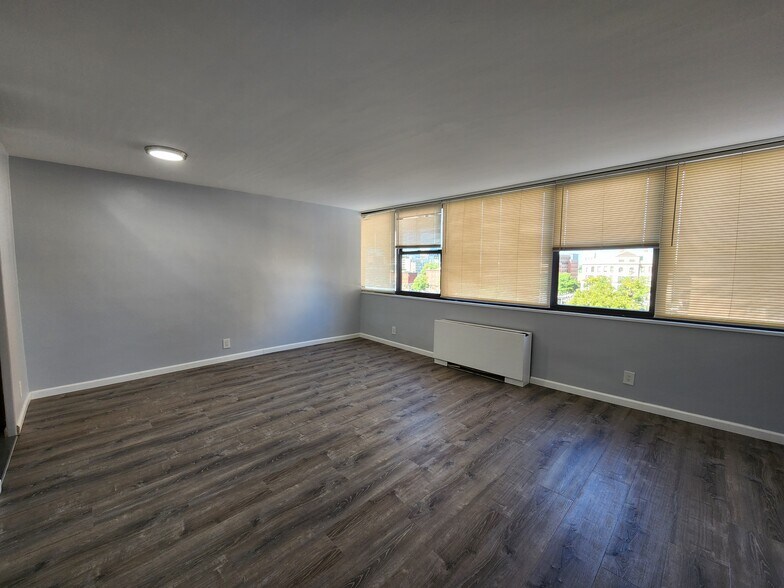 Primary Photo - 270 Marin Blvd