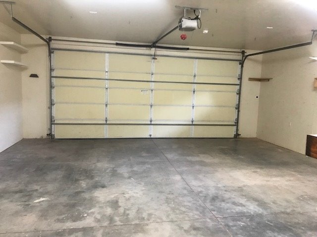 Building Photo - Coming Soon - Great 3 bed, 2 bath home with 2 car garage Front courtyard, covered back patio, piz...