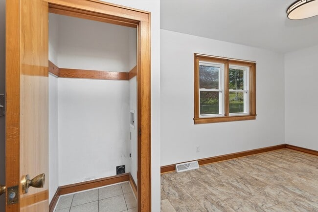 Building Photo - 250 Gillespie Dr NE