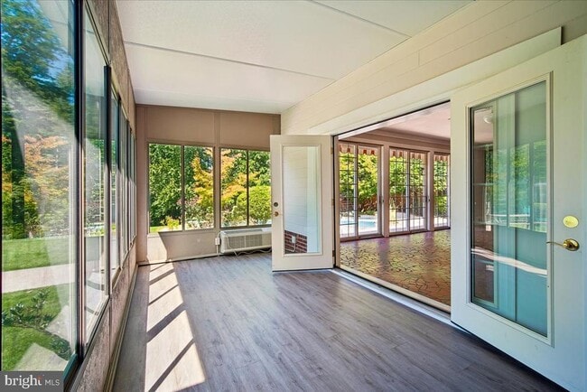 Building Photo - 8106 W Boulevard Dr