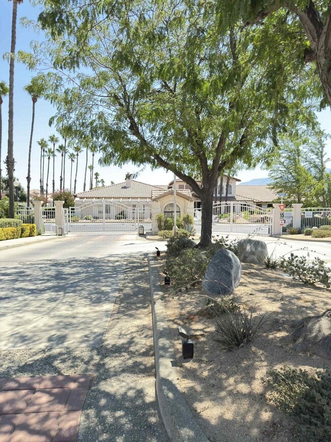 Building Photo - 2890 Summer Set Cir