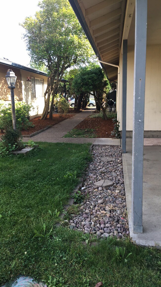 Building Photo - 595 NW Oak Ave