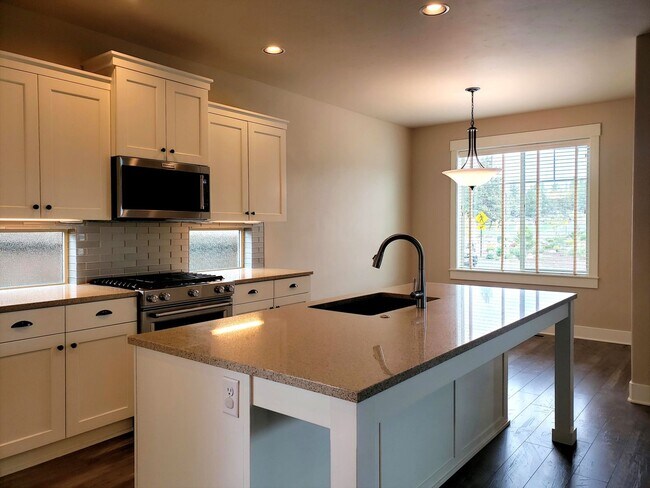 Building Photo - Modern 3-Bed in The Bridges with Community...