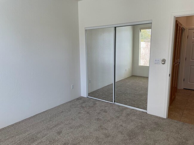 Building Photo - 811 Dusty Rose Dr