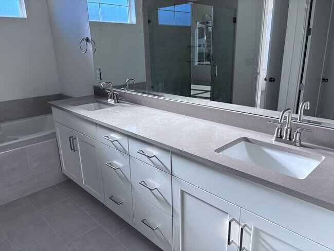 Building Photo - new single story 4 bed 3 bath with 3 car garage and community swimming pool