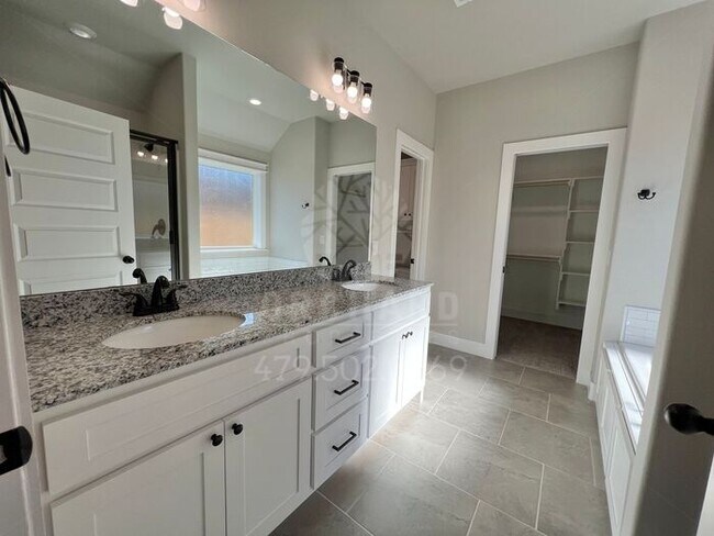 Building Photo - Single-Family Home- Desirable Clearwood Plan