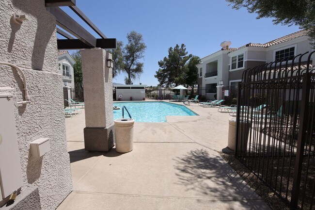 Building Photo - First Floor Condo in Green Valley!