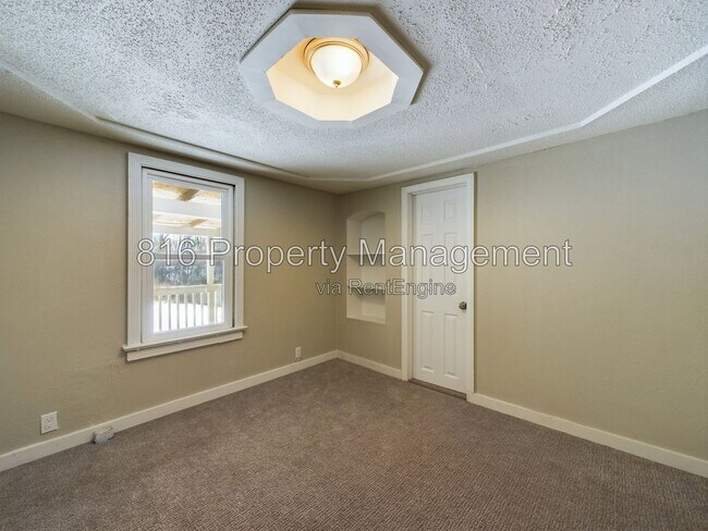 Building Photo - 1013 W South Ave