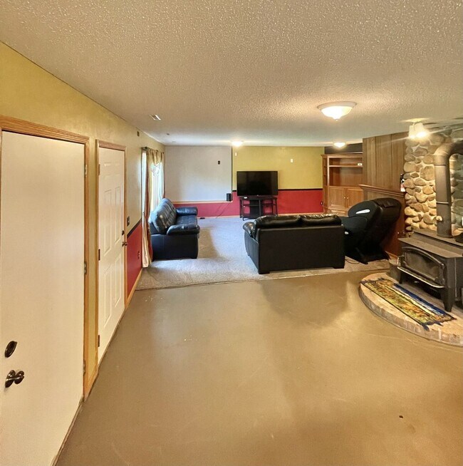 Building Photo - Spacious country Home on 13 acres