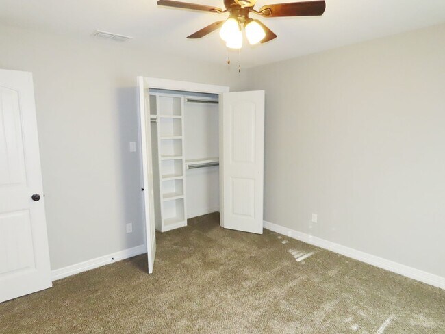 Building Photo - Stunning 4 Bedroom, 2 Bath Home in Lindale