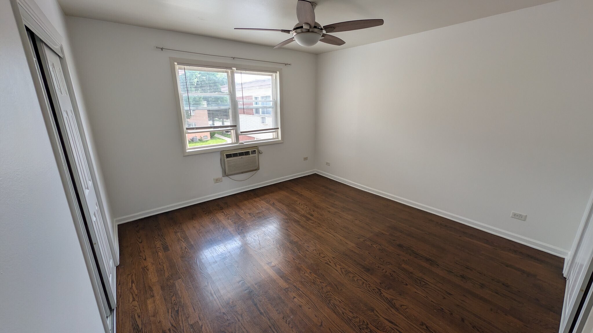 Building Photo - 2654 W Rascher Ave