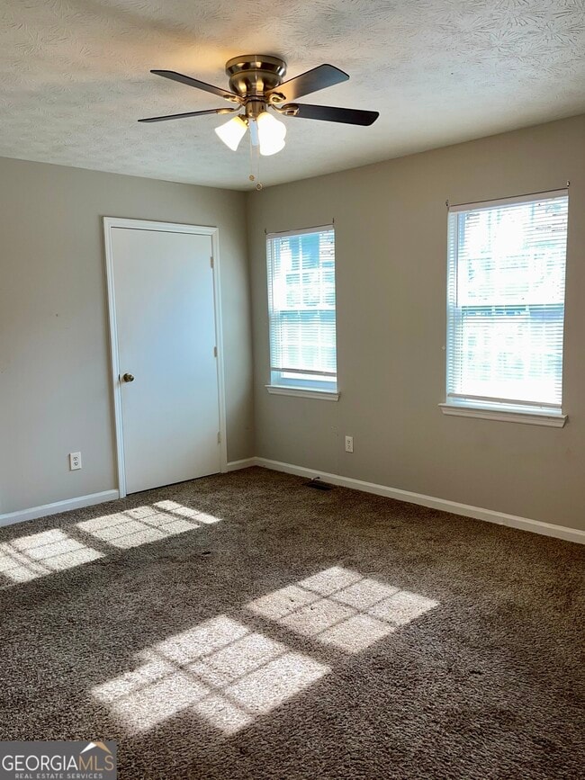 Building Photo - 945 Silverwood Dr