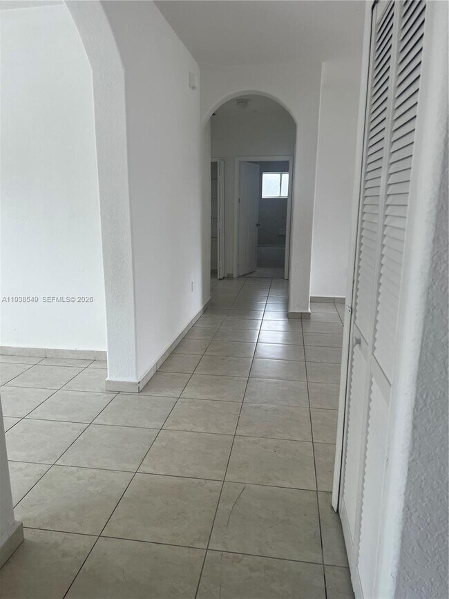 Building Photo - 1304 SE 7th Ct