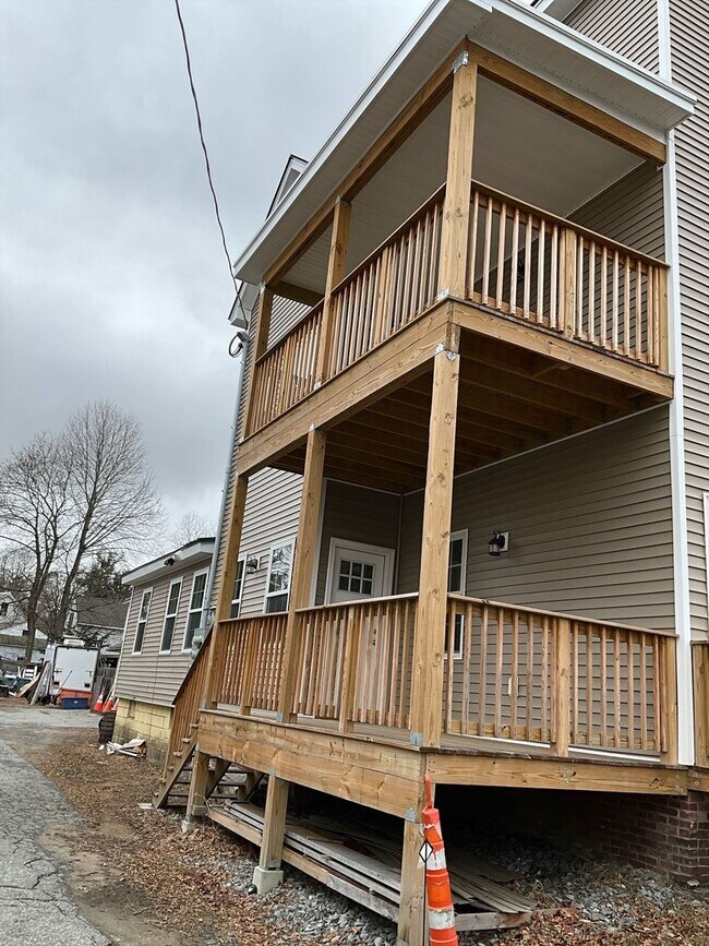 Building Photo - 90 Elm St