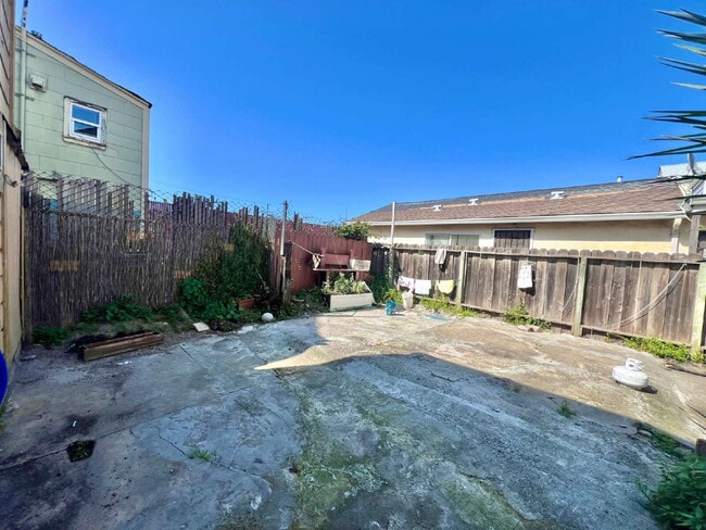 Building Photo - Bottom Unit with Tall Ceilings W/ Backyard