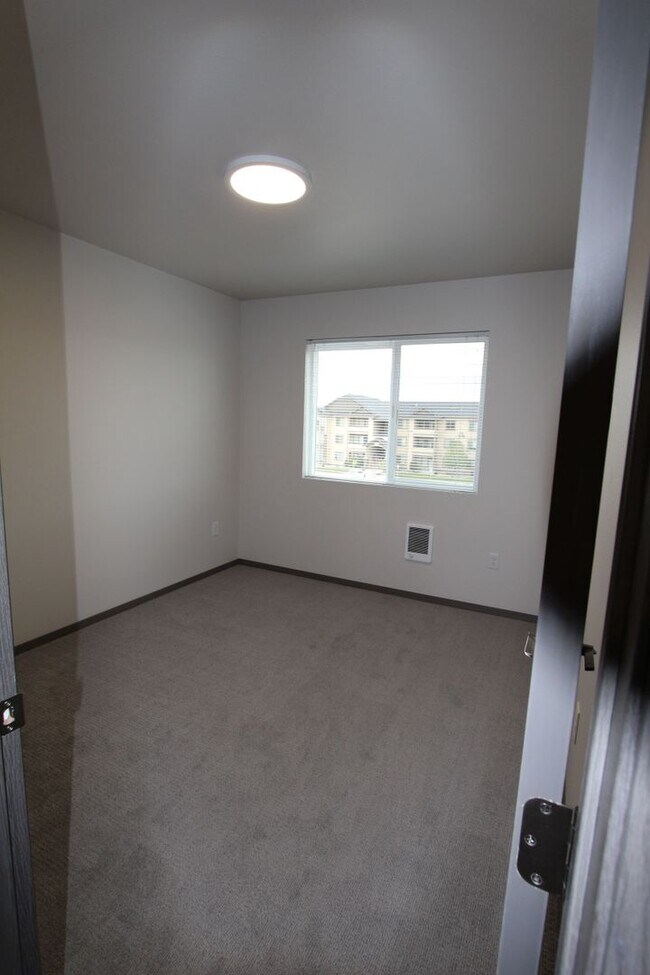 Building Photo - Modern design 3-bed, 2.5 bath duplex avail...