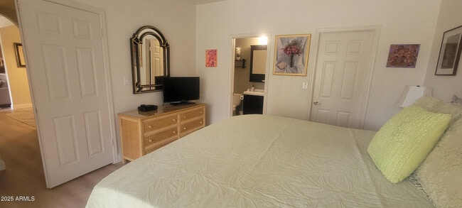 Building Photo - 9708 E Vía Linda